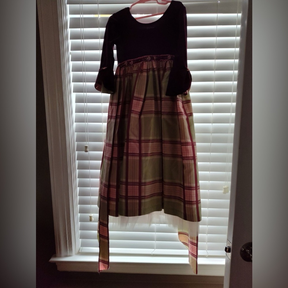 Get ready for Christmas with this beautiful Cassie creation 6x dress worn once